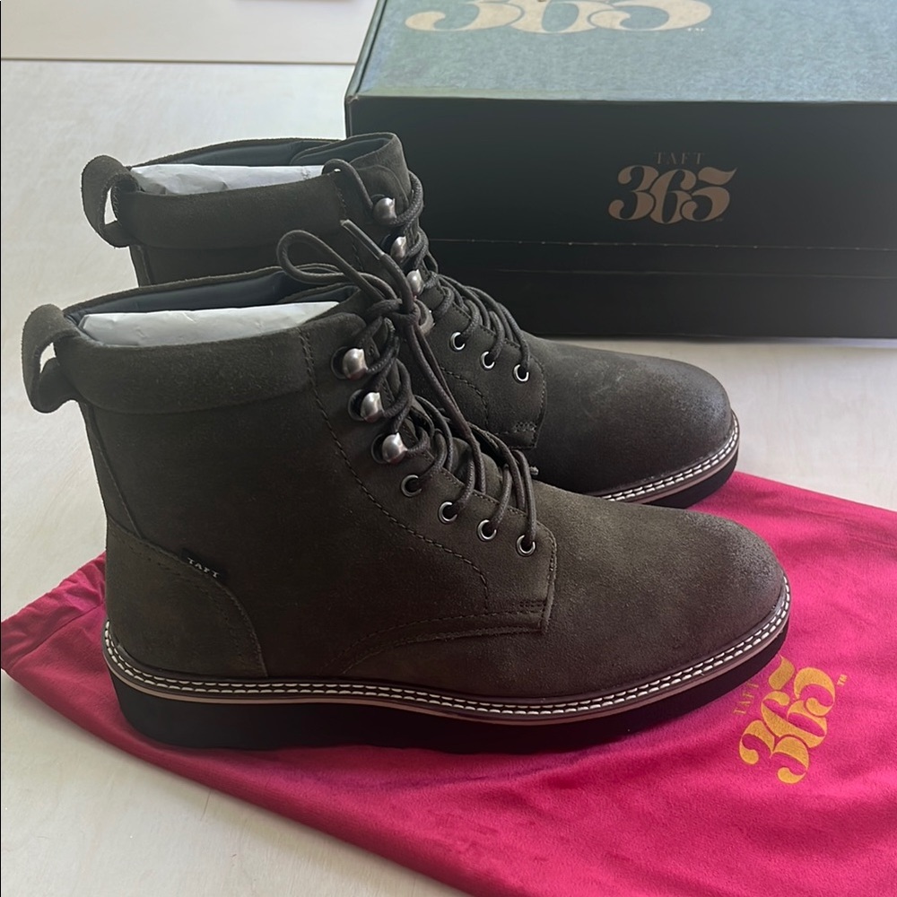 Taft Green Boots with Lace-Up and Durable Sole